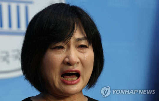 13일 오전 서울 여의도 국회 소통관에서 열린 '10·29 이태원 참사 유가족협의회의 국정조사 촉구 기자회견'에서 고 이지한씨의 어머니인 조미은씨가 눈물을 흘리며 발언하고 있다. <연합뉴스>